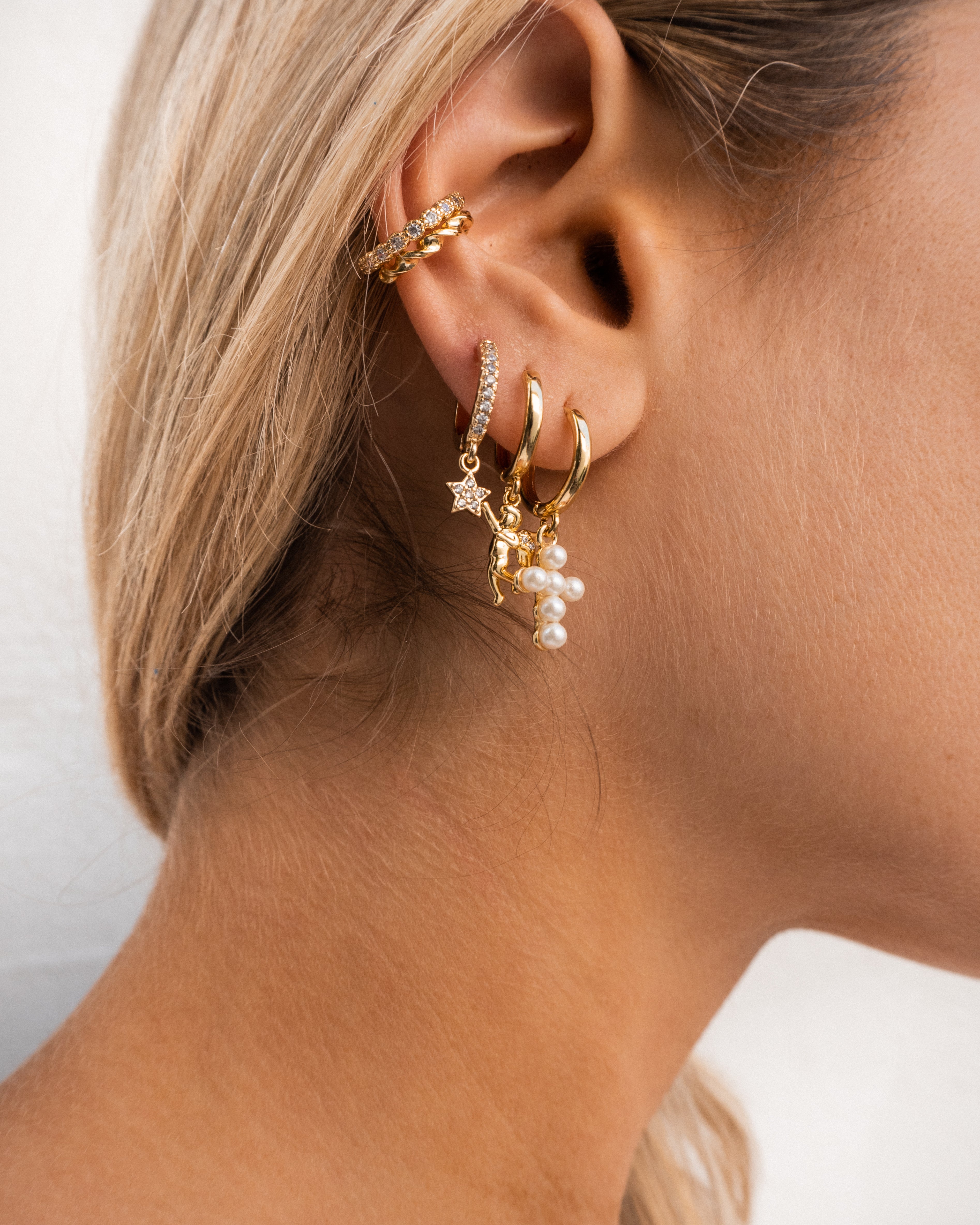 star huggie earrings, huggie earrings with stars, mini hoops, mini hoop earrings, huggie earrings, star earrings, star huggies, gold star earrings, huggie diamond earring, cz huggie earring, cz star earring, cz star huggie, dainty star earrings, vie en bleu jewelry, dainty jewelry, dainty jewelry store, dainty jewelry brand, gold filled earrings, gold filled jewelry, star earrings, dainty huggie earring,